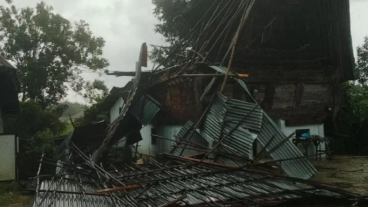 ATAP RUMAH RUSAK – Kondisi rumah warga di Kecamatan Sigumpar, Kabupaten Toba, yang rusak setelah diterjang angin kencang disertai hujan deras.