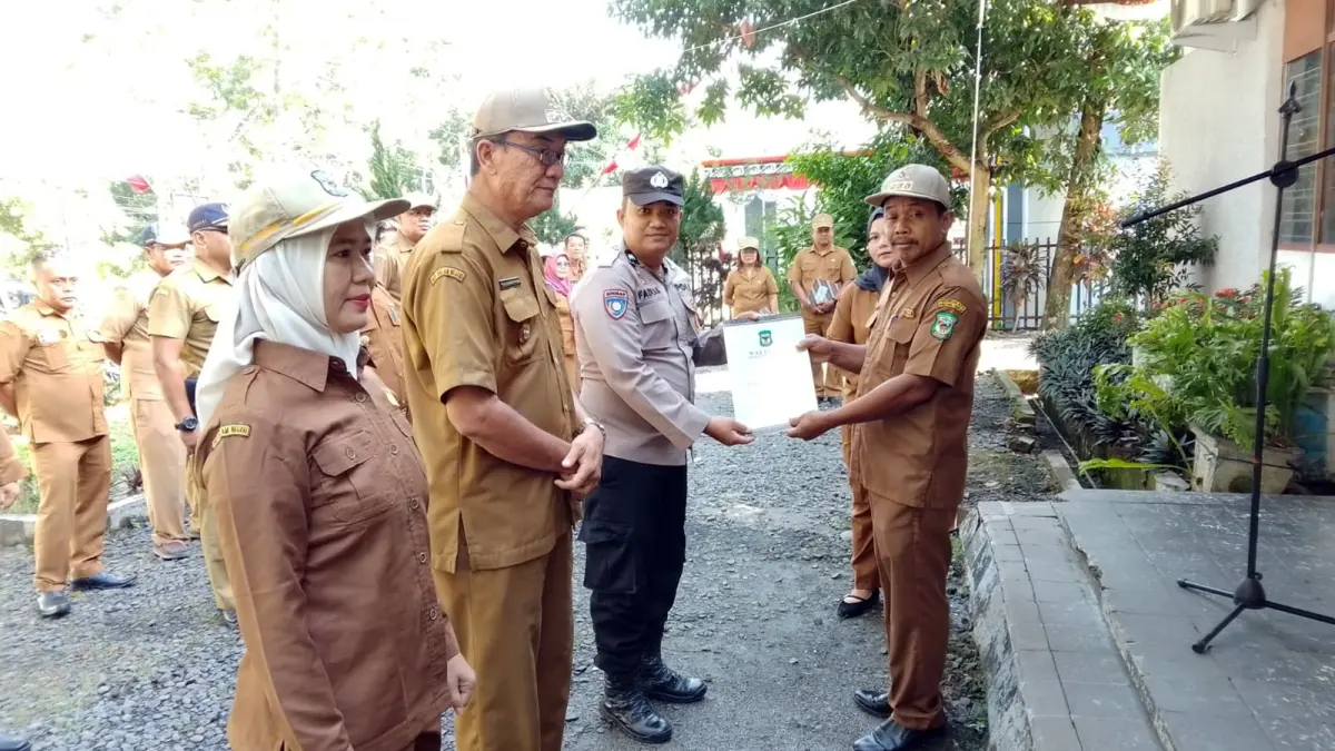 Camat Siantar Sitalasari Suradi menyerahkan piagam penghargaan kepada Bhabinkamtibmas Bah Sorma Aipda Fadlan Fahmi atas prestasinya meraih juara I MTQ tingkat Polda Sumut.