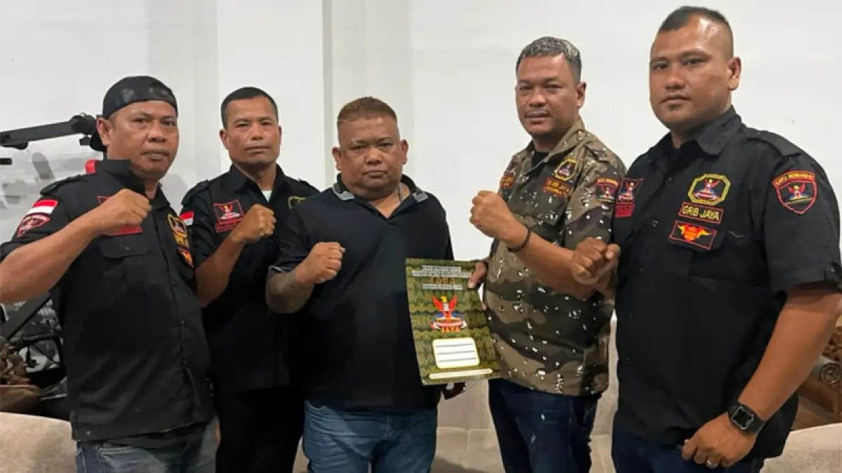 Ketua DPD GRIB Jaya Sumut Samsul Tarigan menyerahkan SK kepengurusan DPC GRIB Jaya Labuhanbatu periode 2026-2031 kepada Ahmad Putra Lubis.