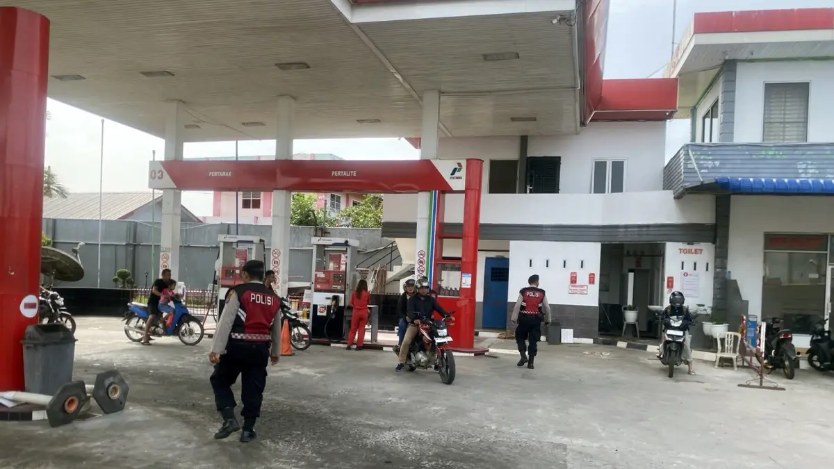 MONITORING SPBU – Personel Satuan Samapta Polres Pematangsiantar melakukan patroli dan monitoring stok serta situasi keamanan di SPBU, Selasa (25/8). 