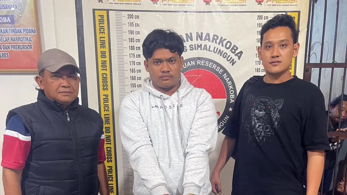 Muhammad Jerry Risnanda Butar-butar alias JS diamankan polisi dalam kasus dugaan peredaran sabu. Barang bukti ditemukan di pinggir jalan dan kamar hotel. 