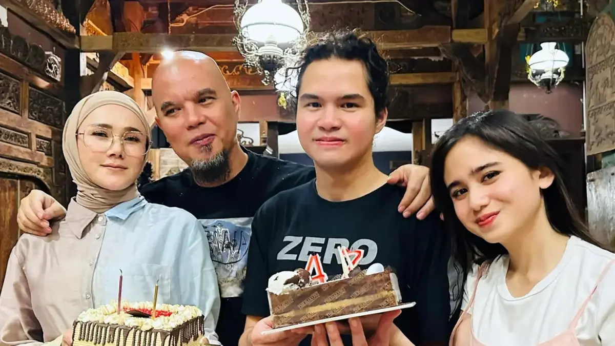 Mulan Jameela dan Dul Jaelani merayakan ulang tahun di tanggal yang sama. Tradisi tersebut menjadi momen tahunan keluarga besar Ahmad Dhani.