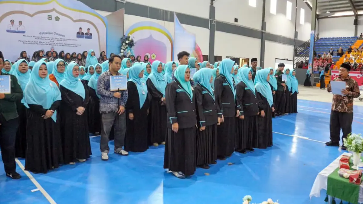 Nita Maulida Damanik bersama jajaran pengurus Majelis Taklim Silaturahmi (MTS) Kota Pematangsiantar periode 2026-2031 usai pelantikan di Suzuya Merdeka Mall, Selasa (25/8). Sebanyak 150 majelis taklim juga menerima SKT.