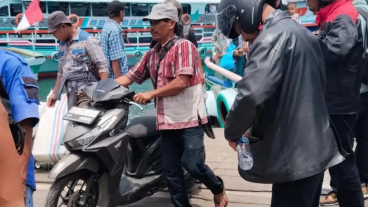 Puluhan sepeda motor memenuhi kapal penyeberangan Tomok-Ajibata saat libur Maulid Nabi Muhammad SAW, Selasa (25/8/2026). 