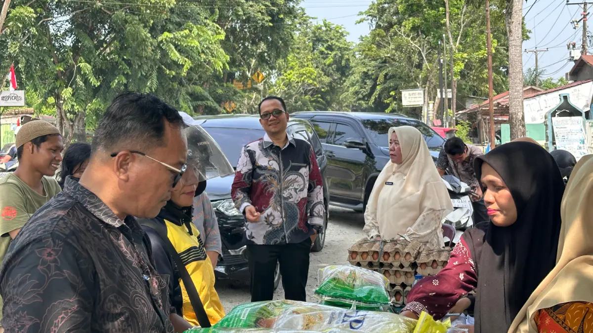WAKIL WALI KOTA TANJUNGBALAI Muhammad Fadly Abdina meninjau Gerakan Pangan Murah di Kelurahan Sijambi, Kecamatan Datuk Bandar, Kamis (27/8/2026). Warga mengantre membeli kebutuhan pokok dengan harga terjangkau.