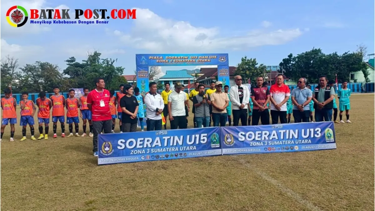 Wali Kota Sibolga Akhmad Syukri Nazry Penarik didampingi Danrem 023KS, Wali Kota Padangsidimpuan dan Forkopimda membuka Turnamen Piala Soeratin U-13 dan U-15 Zona 3 Sumatera Utara 2026 di Stadion Horas Sibolga, Selasa (2582026).