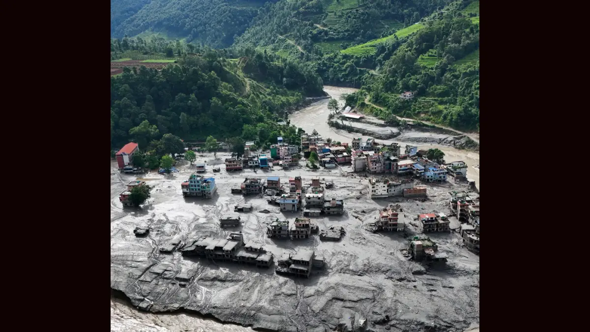 Banjir bandang menerjang kawasan perbatasan Nepal-Tibet, Rabu (26/8/2026). Bencana yang diduga dipicu longsoran gletser di kawasan Himalaya tersebut menewaskan ratusan orang dan membuat lebih dari 1.400 orang masih hilang. (REUTERS/Navesh Chitrakar)