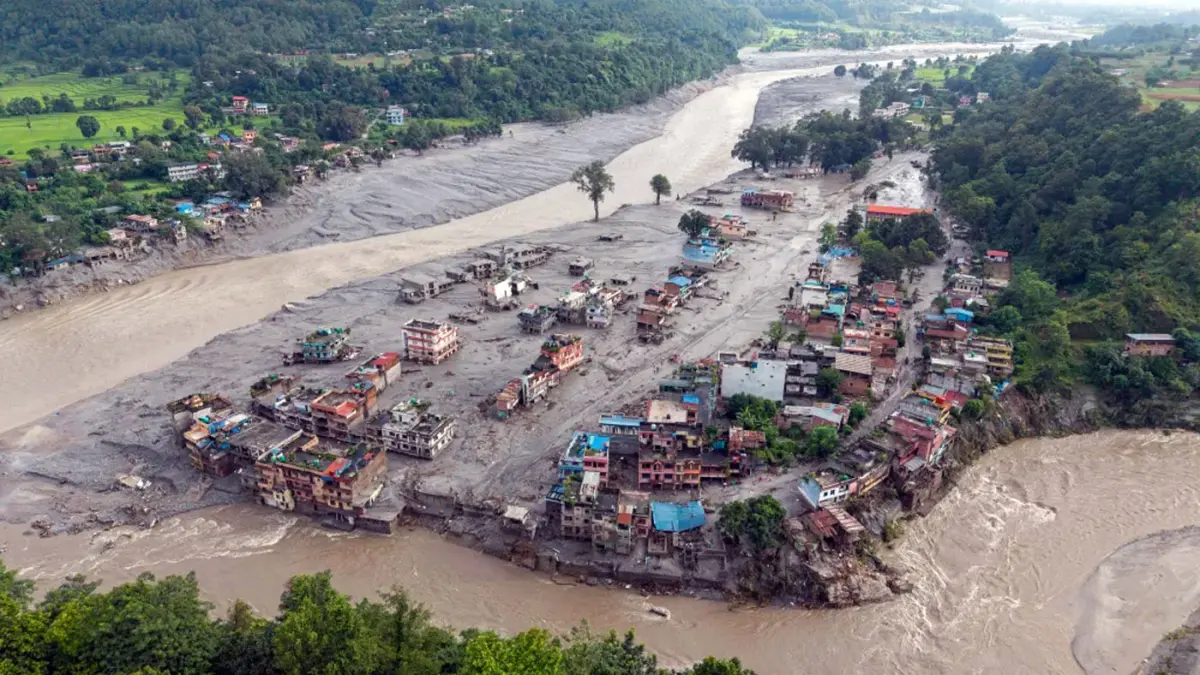 Banjir bandang menerjang Trishuli, Distrik Nuwakot, Nepal, Kamis (27/8/2026). Bencana menewaskan sedikitnya 469 orang dan memicu ancaman banjir susulan akibat terbentuknya danau bendungan alami di hulu. 