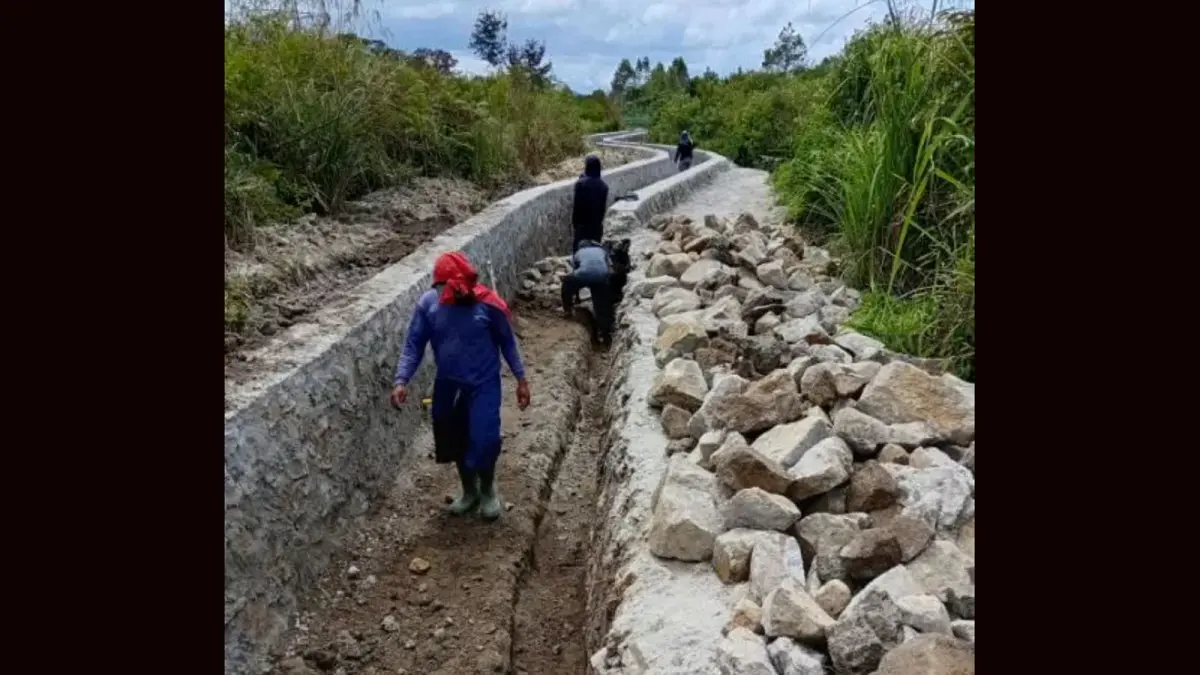 Fondasi proyek irigasi di Desa Sitabotabo Toruan, Siborongborong, Tapanuli Utara, dibongkar setelah dinilai tidak sesuai RAB.