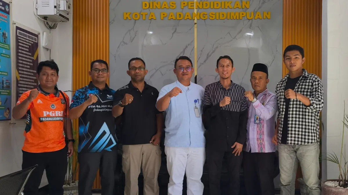 Kepala Disdik Kota Padangsidimpuan (tengah) bersama panitia pelaksana Turnamen Bulu Tangkis Pelajar se-Padangsidimpuan dan Tapsel dalam audiensi, Jumat (28/8/2026) di Komplek Perkantoran Pijorkoling. (Ist)