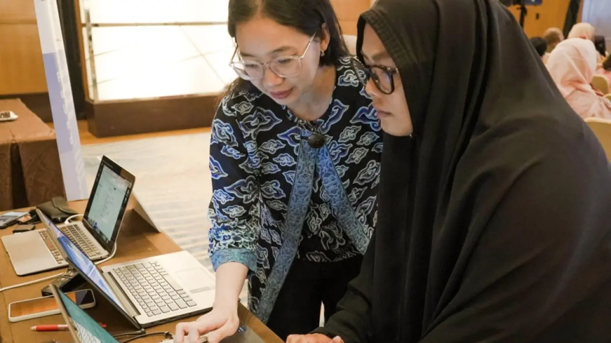 Pelaku UMKM asal Medan, Miftah Fatimah Salena Nasution, mengunjungi booth UMKM Pintar dalam UMKM Digital Finance Tour – Medan Edition.