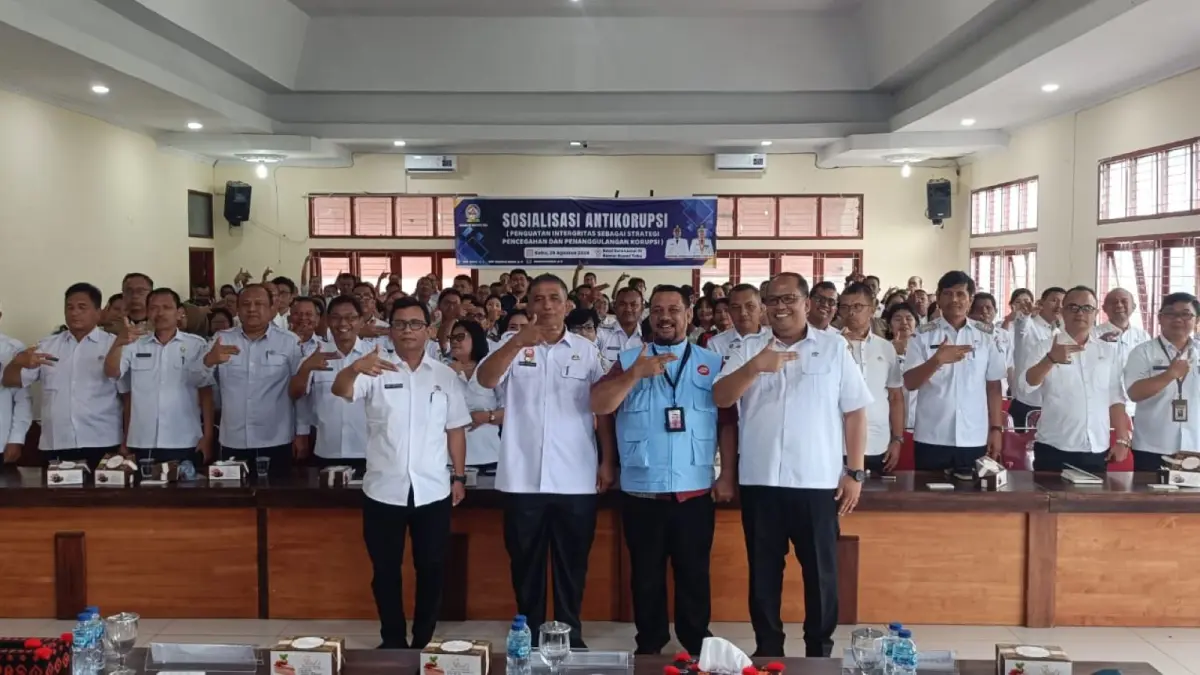 Pimpinan OPD Pemkab Toba mengikuti sosialisasi antikorupsi di Balai Data Kantor Bupati Toba, Rabu (26/8).