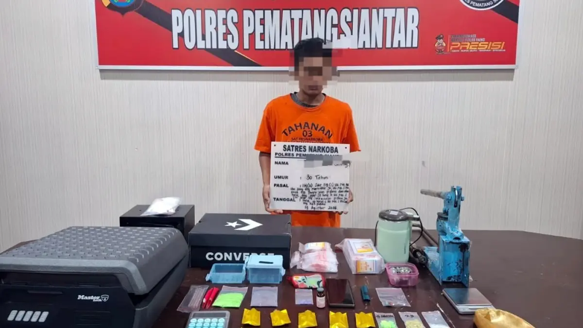 SWG bersama barang bukti narkoba yang diamankan Satresnarkoba Polres Pematangsiantar dalam pengungkapan kasus peredaran narkotika. 