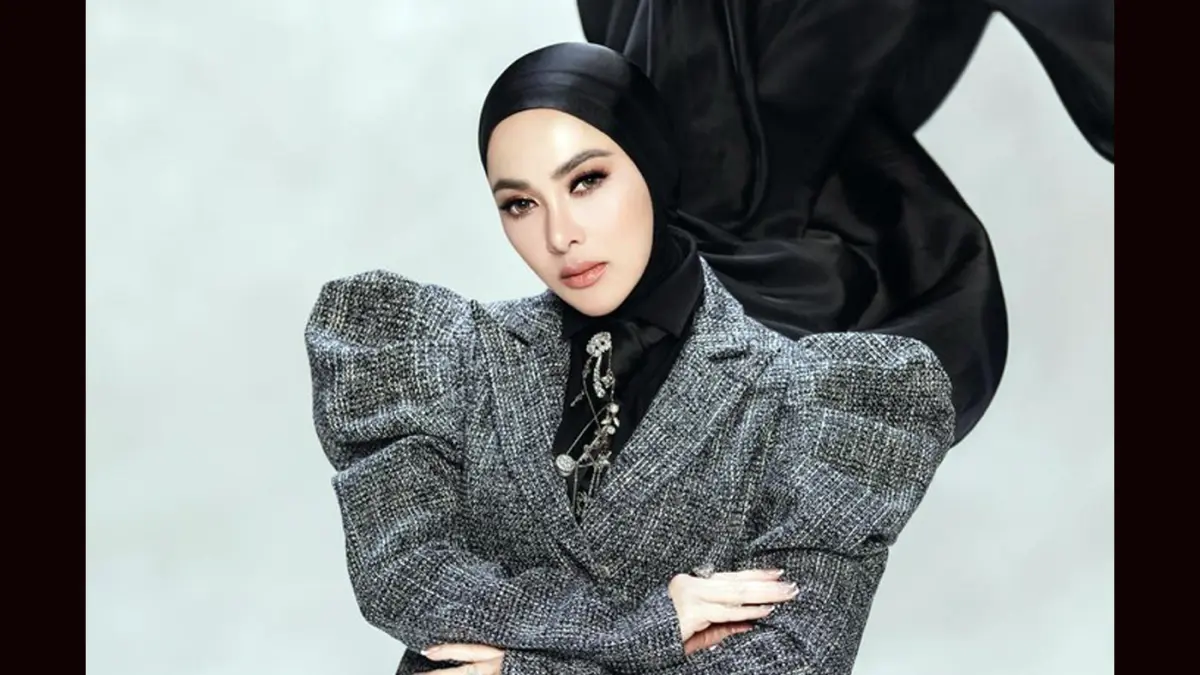 Syahrini kembali ke dunia musik setelah sekitar enam tahun vakum. Ia menjalani latihan vokal dan koreografi untuk mempersiapkan comeback-nya.