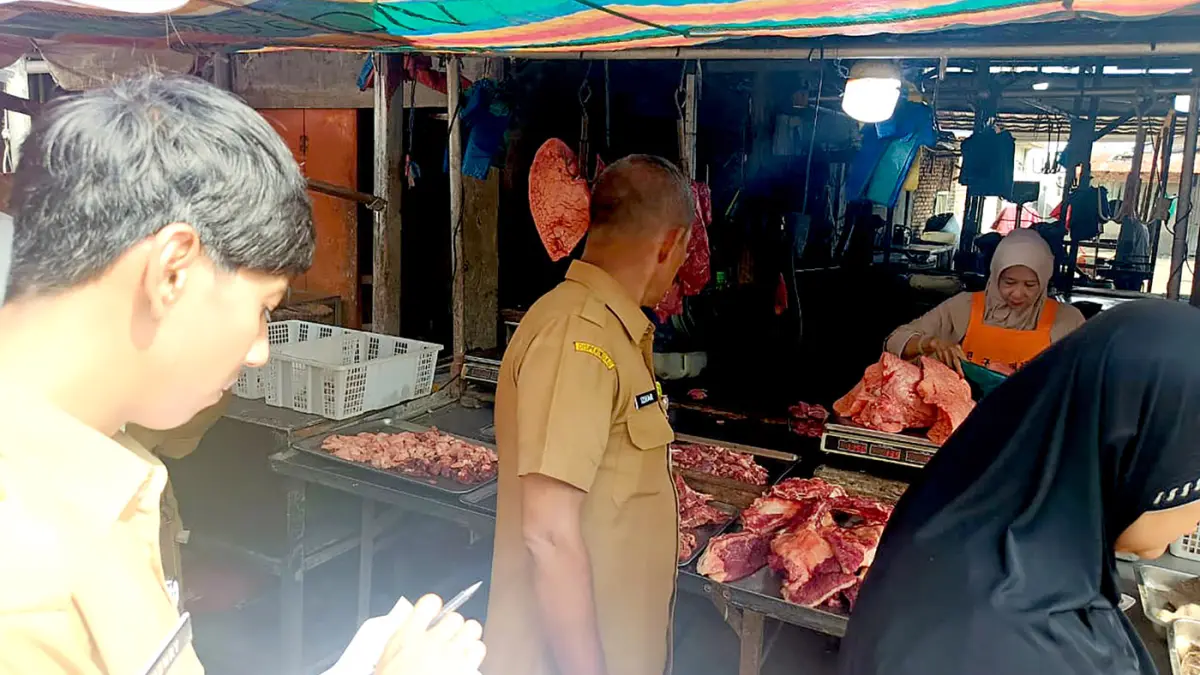TPID Sumut turun ke pasar memantau harga, stok, pasokan, dan distribusi bahan pangan di sejumlah pasar tradisional Kota Medan, Kamis (27/8/2026). (Diskominfo Sumut)
