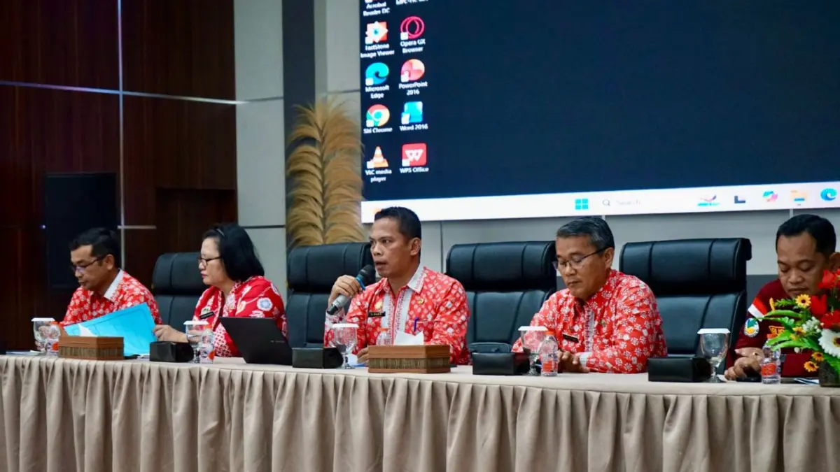 Wali Kota Pematangsiantar Wesly Silalahi SH MKn diwakili Sekretaris Daerah (Sekda) Junaedi Antonius Sitanggang SSTP MSi memimpin rakor tindak lanjut temuan Pusat Pelaporan dan Analisis Transaksi Keuangan (PPATK) terkait keluarga penerima manfaat (KPM) bantuan sosial (bansos) terindikasi judi online (judol).
