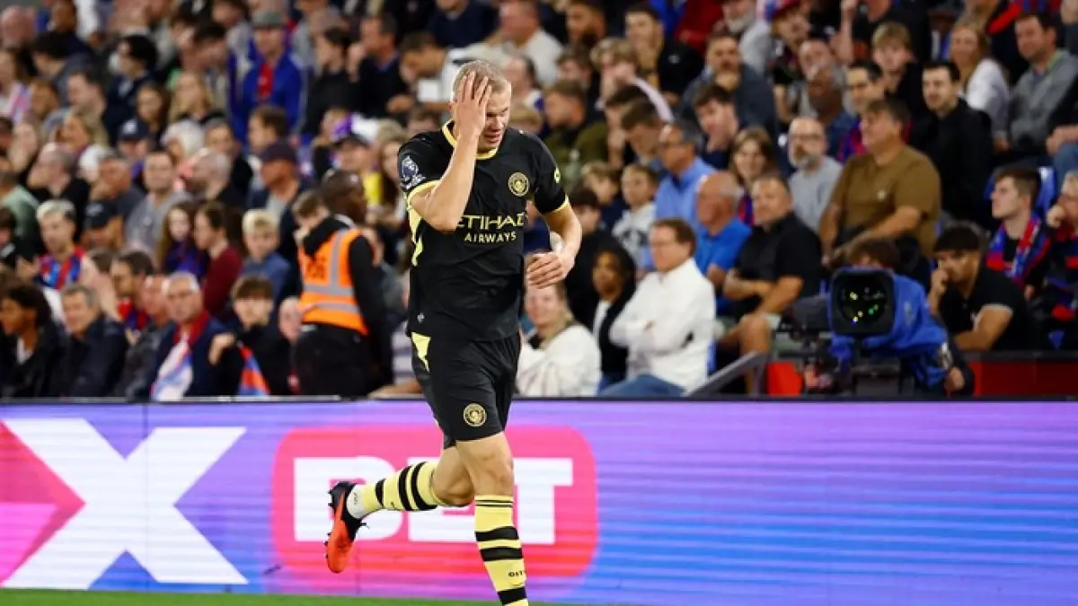 Erling Haaland merayakan gol sambil mengelus rambut cepaknya saat Manchester City menang 4-1 atas Crystal Palace pada Liga Inggris 2026/2027. (Action Images via Reuters/Peter Cziborra)