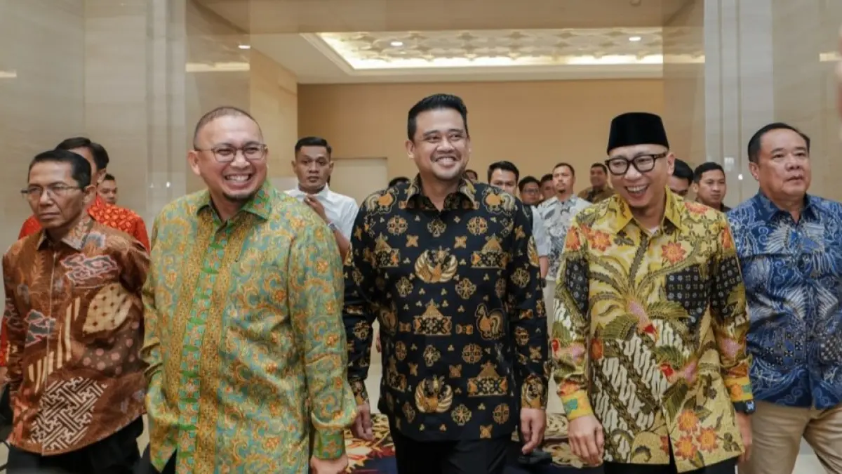 Gubernur Sumut Muhammad Bobby Afif Nasution menerima Anugerah Program Inovasi Pembangunan Terpuji Kategori Percepatan Layanan Dasar dan Pemerataan Pembangunan Daerah pada Detik Sumatera Awards 2026 di Grand Ballroom Trans Hotel, Jakarta, Jumat (28/8/2026). (DISKOMINFO SUMUT)