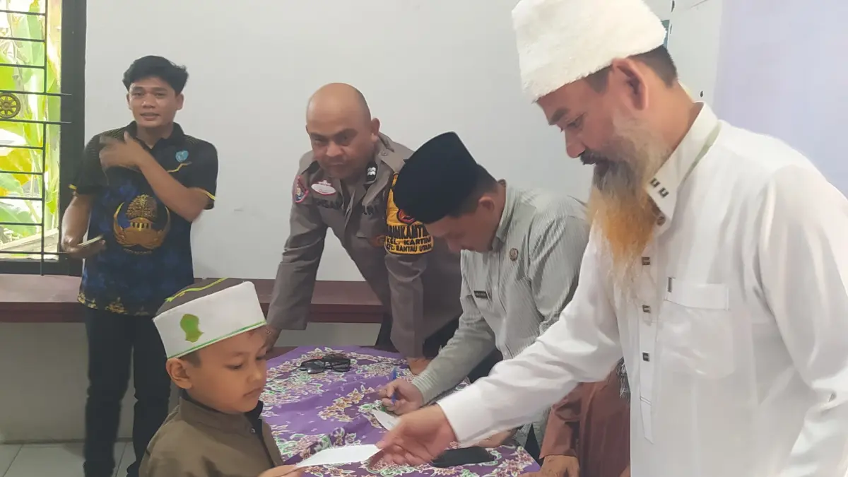 Pengurus Infaq Pasar Gelugur saat memberikan santunan kepada anak yatim di kantor Kelurahan Kartini.