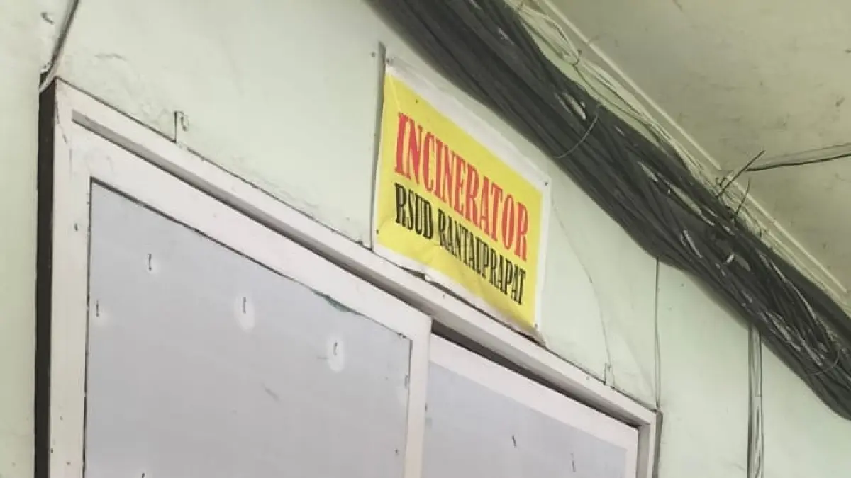 Pintu masuk ruangan mesin Incinerator RSUD Rantauprapat terpasang garis Polisi.