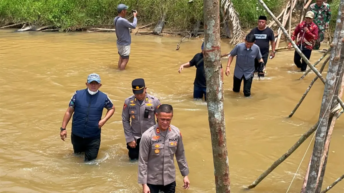 Kapolres Paluta AKBP Dhery Fajariandono, pimpin langsung pengamanan kegiatan masyarakat yang tergabung dalam KPTAM di Dusun Pardomuan, Desa Ujung Batu Julu, Kec. Ujung Batu.