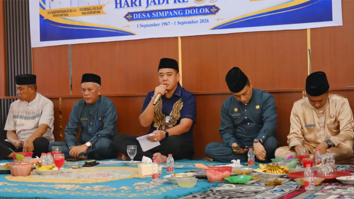 Wabup Batu Bara Syafrizal bersama Kepala Desa Simpang Dolok saat perjamuan makan bersama kenduri kampung.