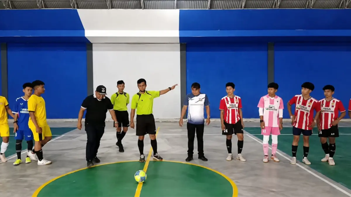 Kepala Desa Damuli Pekan, M. Ridwan Tambunan, membuka Turnamen Futsal DAZUMA CUP I.
