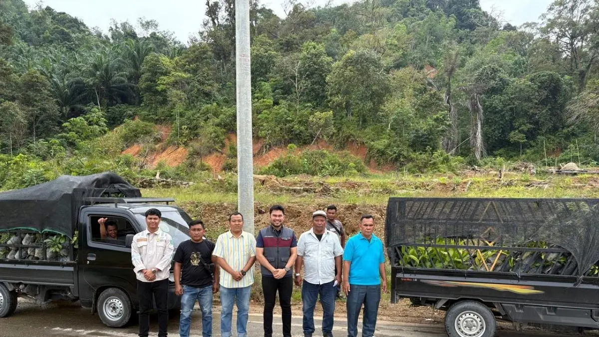 Assistant Manager Administrasi UBP Labuhan Angin, Bongot Tua Sinaga, didampingi Team Leader Lingkungan Milli Rizki Handoko serta Officer CSR & Humas S. Kevin Siallagan saat menyarahkan 1.000 bibit pohon untuk penghijauan lingkungan di Tapteng. (Darwis Halawa/MetroDaily)