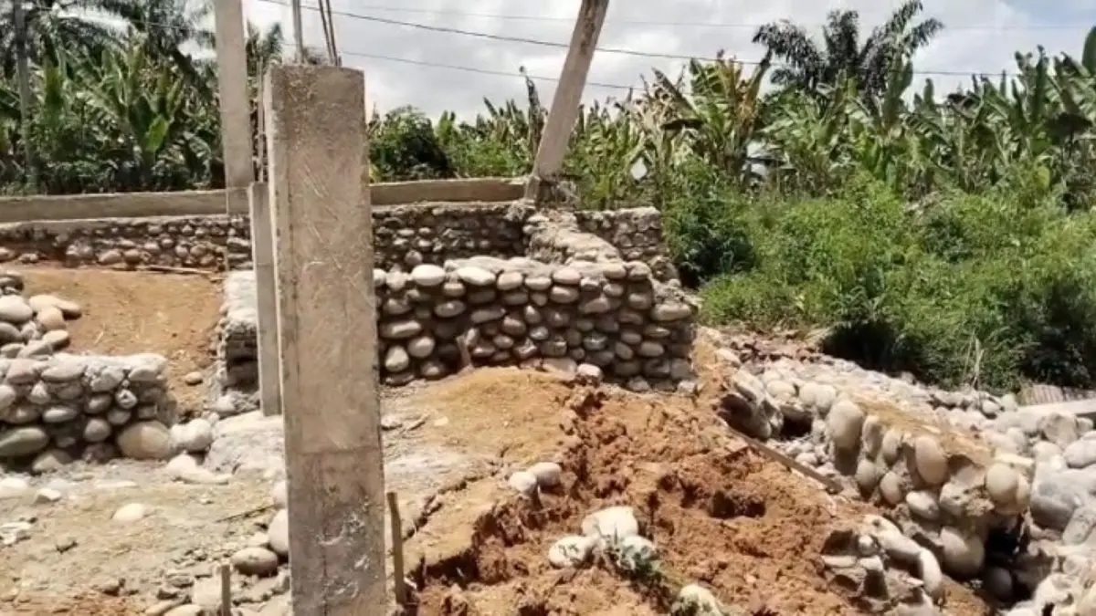 Bangunan Kopdes Merah Putih di Desa Simpang 3 Lae Bingke, Kecamatan Sirandorung, Tapteng, dilaporkan rusak dan roboh sebelum dimanfaatkan warga.