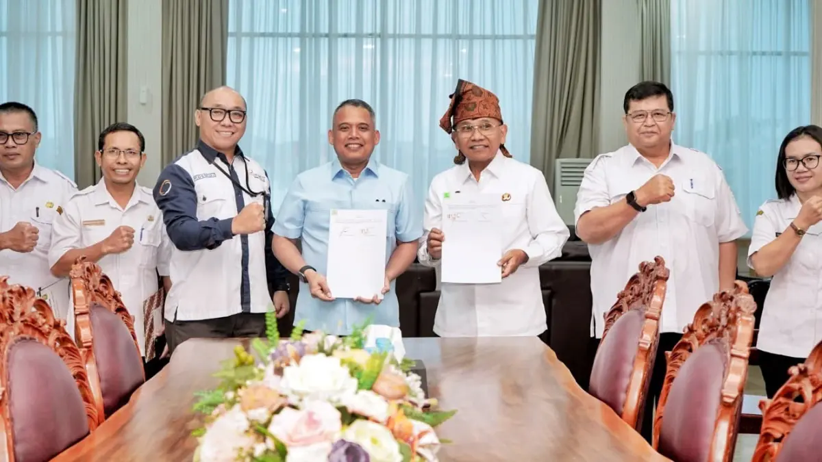 Bupati Simalungun Anton Achmad Saragih dan Dirut Bank Sumut Heru Mardiansyah menandatangani kesepakatan sinergi pengelolaan keuangan daerah di Pematang Raya.