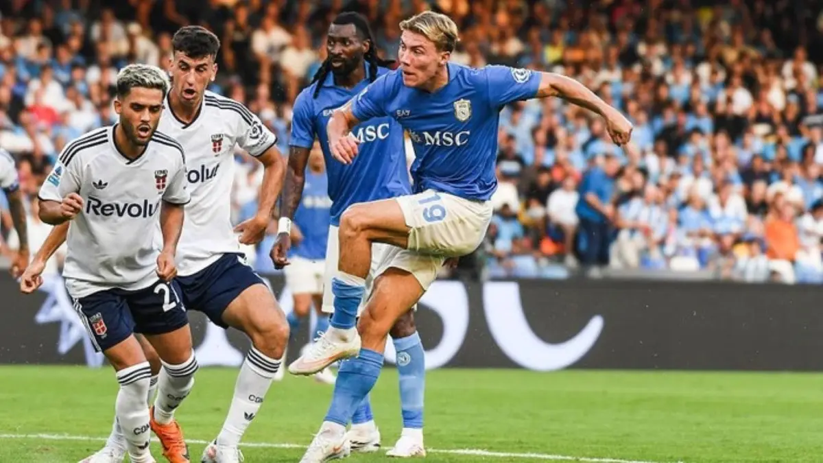 Como 1907 merayakan kemenangan 2-1 atas Napoli di Stadion Diego Armando Maradona pada giornata kedua Serie A 20262027.