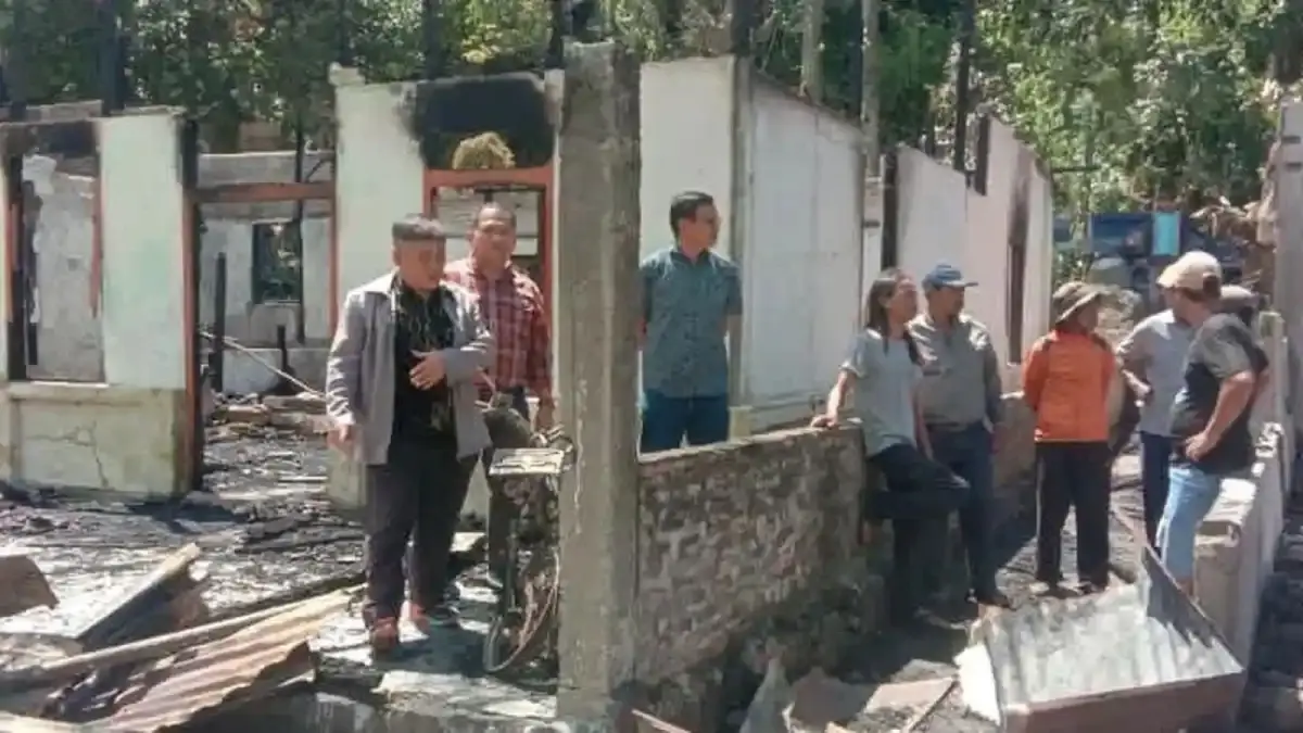  Kebakaran melanda tiga rumah warga di Desa Sinambela, Kecamatan Baktiraja, Humbang Hasundutan, Sabtu (29/8/2026) pagi. 