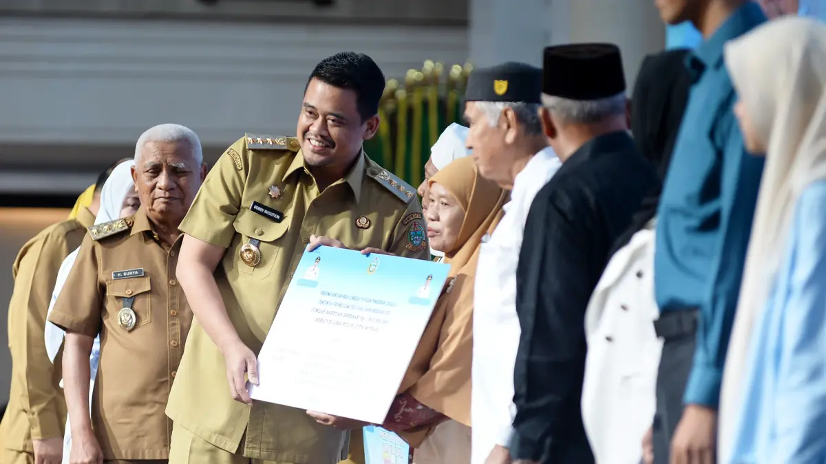 Gubernur Sumut Bobby Nasution didampingi Wakil Gubernur Sumut Surya menyerahkan bantuan hibah kepada rumah ibadah, yayasan/lembaga pendidikan, lembaga keagamaan, dan penerima beasiswa di Aula Raja Inal Siregar, Kantor Gubernur Sumut, Medan, Senin (31/8/2026). (f: Alexander AP Siahaan/Diskominfo Provsu)