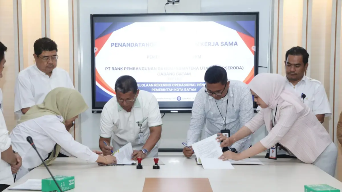  Pemimpin Cabang Bank Sumut Batam, Thomas Tarigan bersama Sekretaris Daerah Kota Batam yang juga Plt Kepala BPKAD, H. Firmansyah melakukan penandatanganan perjanjian kerjasama.
 