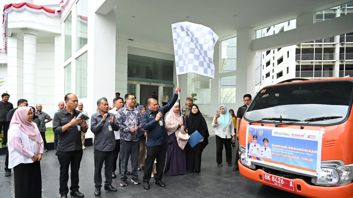 Pj Sekdaprov Sumut Timur Tumanggor melepas bantuan kemanusiaan untuk korban gempa NTT di Lobby Dekranasda Lantai 1 Kantor Gubernur Sumut, Jalan Diponegoro Nomor 30, Medan, Selasa (1/9/2026). (f: Dinas Kominfo Sumut/Munawar Harahap)
