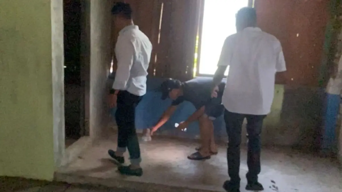 Polisi memeriksa bekas Gedung Bioskop Antara di Balige, Toba, yang diduga menjadi lokasi penyalahgunaan narkoba. 