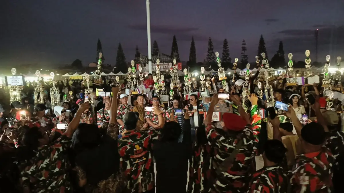 Ribuan penonton memadati Stadion Sepak Bola Samura saat penutupan Karo Merdeka Festival (KMF) Session II di Kabupaten Karo, Minggu (3082026).