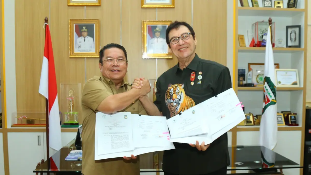 Wali Kota Pematangsiantar Wesly Silalahi dan Pimpinan PT Unitwin Indonesia Rahmat Shah menandatangani kerja sama pemanfaatan Taman Hewan Pematangsiantar.