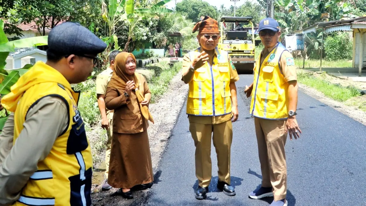 Bupati Simalungun Anton Achmad Saragih meninjau langsung proses rekonstruksi dan pengaspalan ruas jalan sepanjang 5,6 kilometer di Kecamatan Gunung Maligas.