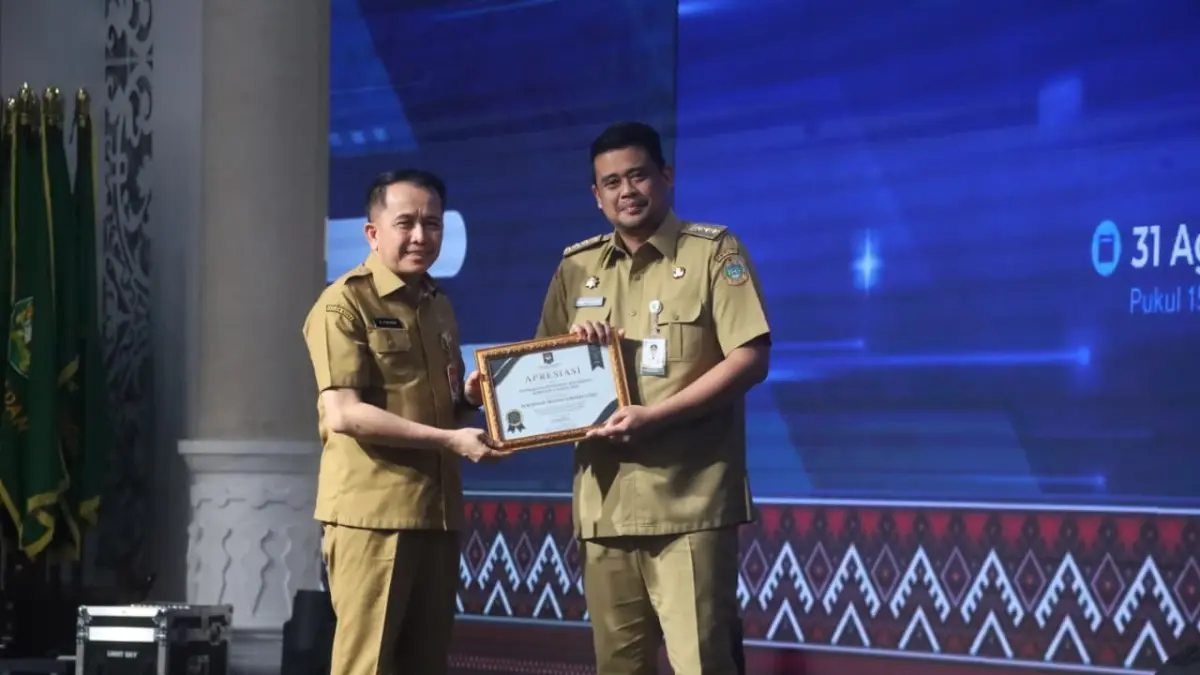 Gubernur Sumatera Utara Muhammad Bobby Afif Nasution menyerahkan Dana Bagi Hasil (DBH) kepada Pemerintah Kota Tanjungbalai dalam kegiatan penyaluran DBH di Medan.