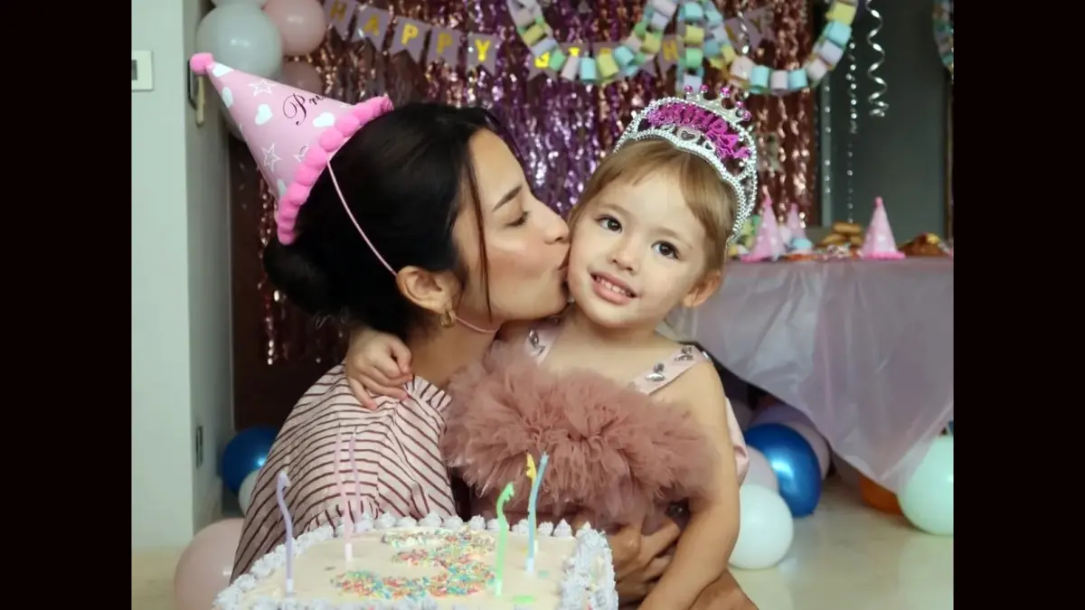 Jennifer Coppen merayakan ulang tahun ketiga putrinya, Kamari Sky Wassink, dengan pesan emosional tentang perjalanan dan perjuangannya sebagai seorang ibu.