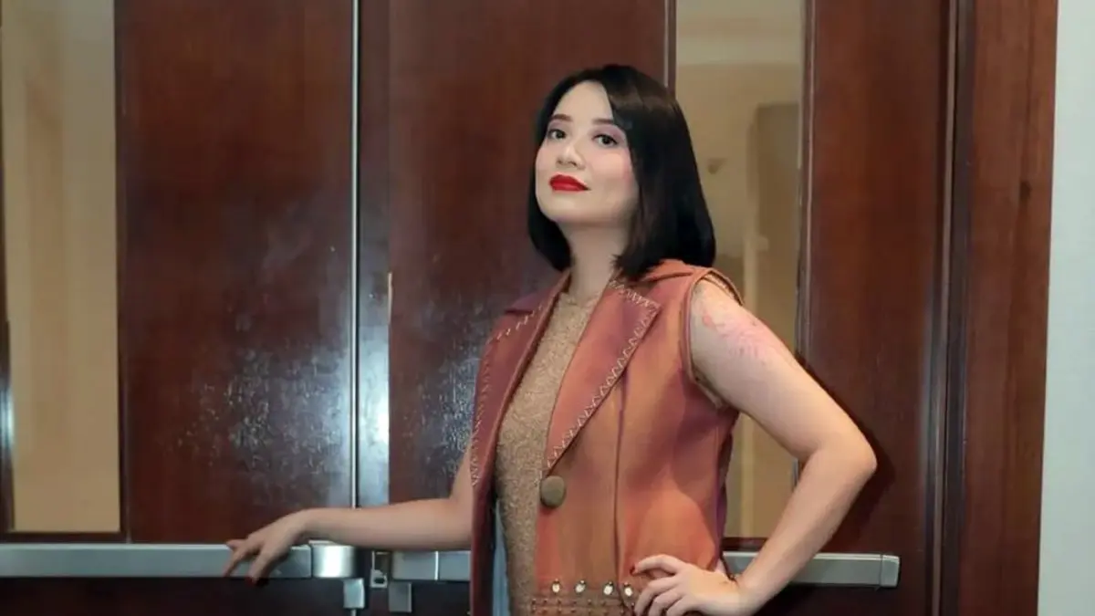 Leony Vitria memilih meninggalkan dunia tarik suara dan fokus mengembangkan karier sebagai aktris setelah Trio Kwek Kwek bubar pada 2001.