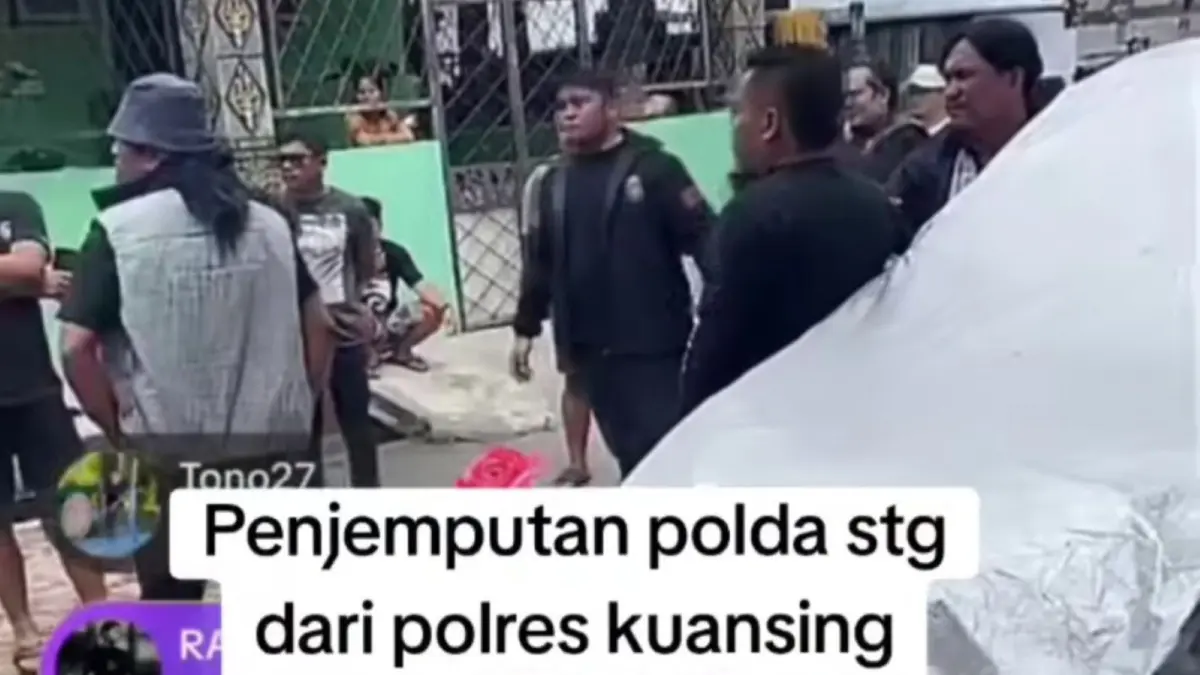 Personel Reskrim Polres Kuansing mendatangi kediaman konten kreator Polda Sitanggang di Samosir, Senin (31/8/2026).
