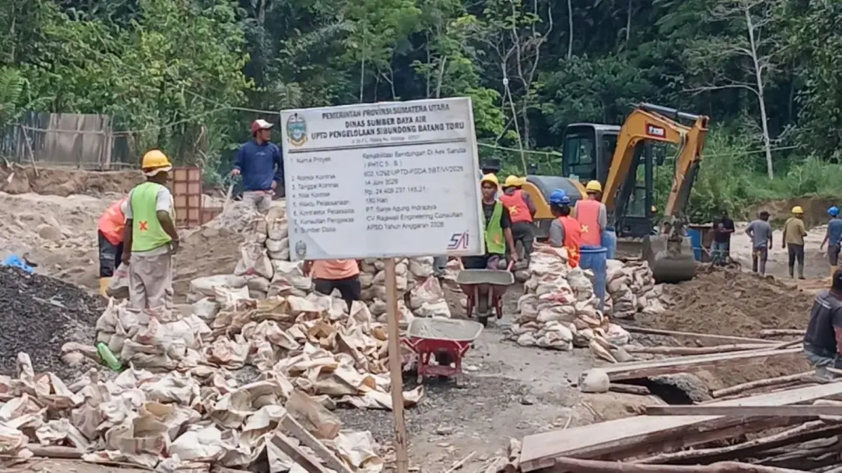 Proyek rehabilitasi Bendungan Aek Sarulla di Desa Parsaoran Samosir, Kecamatan Pahae Jae, Tapanuli Utara, senilai Rp24,4 miliar, masih dalam pengerjaan.
