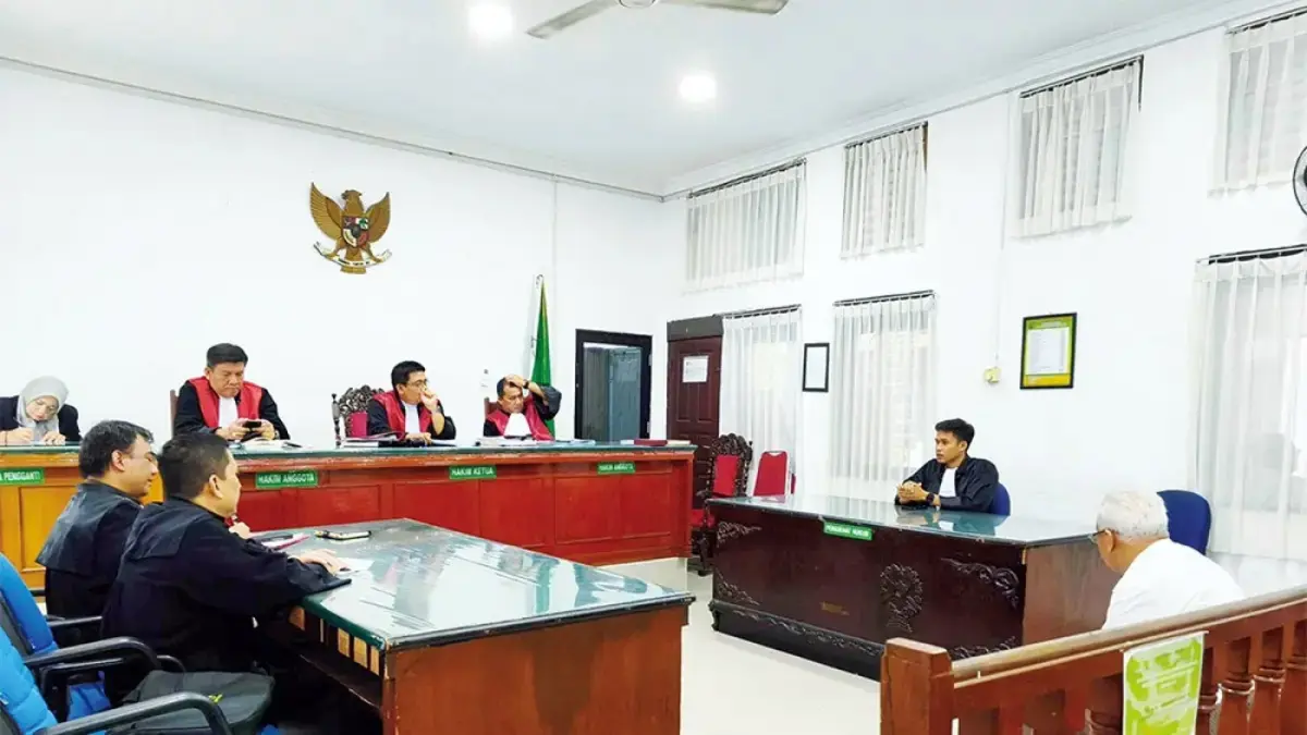 Rida K Liamsi menjalani sidang putusan sela perkara dugaan penggelapan di Pengadilan Negeri Pekanbaru, Selasa (1/9/2026).