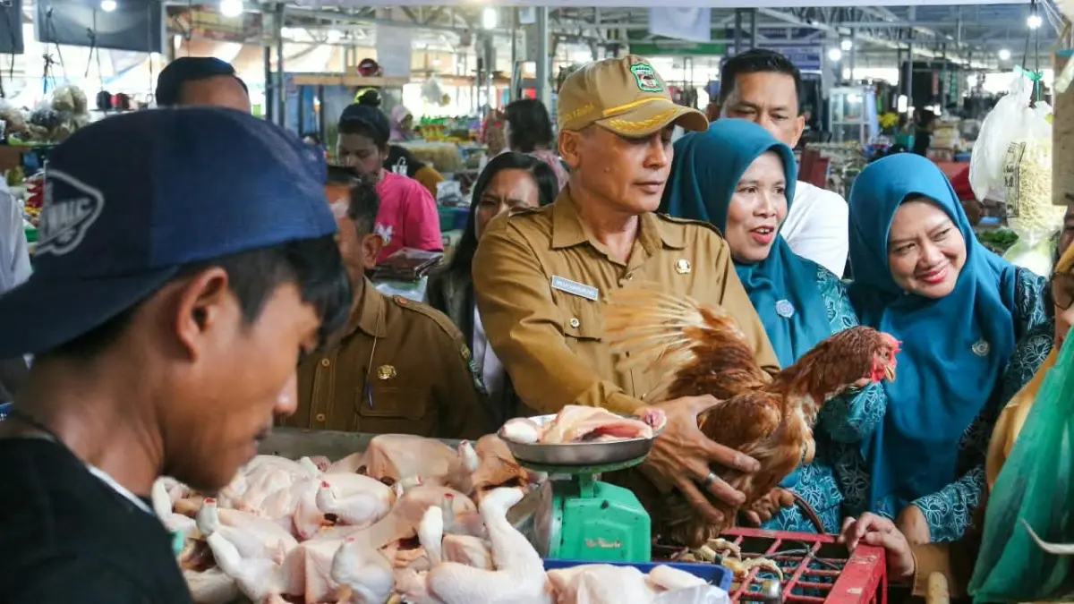 Tim Pemko Pematangsiantar bersama Forkopimda melakukan sidak pasokan dan harga pangan pokok di sejumlah lokasi, termasuk Pasar Horas.