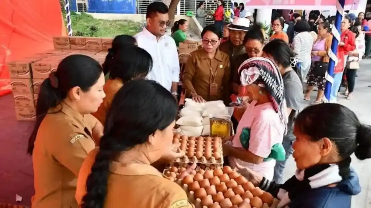 Warga berbelanja kebutuhan pokok dalam Gerakan Pangan Murah yang digelar Pemkab Samosir di Food Court Waterfront City Pangururan, Senin (31/8/2026).
