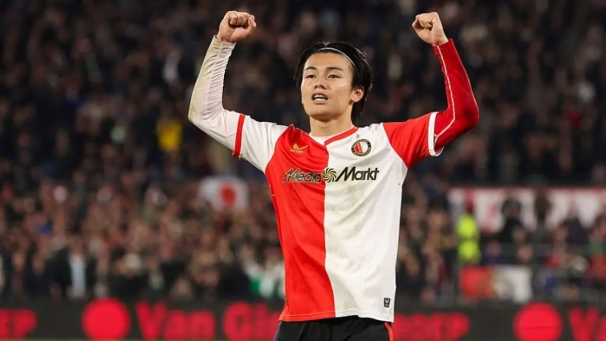 Ayase Ueda resmi bergabung dengan Lille setelah ditebus dari Feyenoord senilai 15 juta euro. Ia akan satu tim dengan Calvin Verdonk.