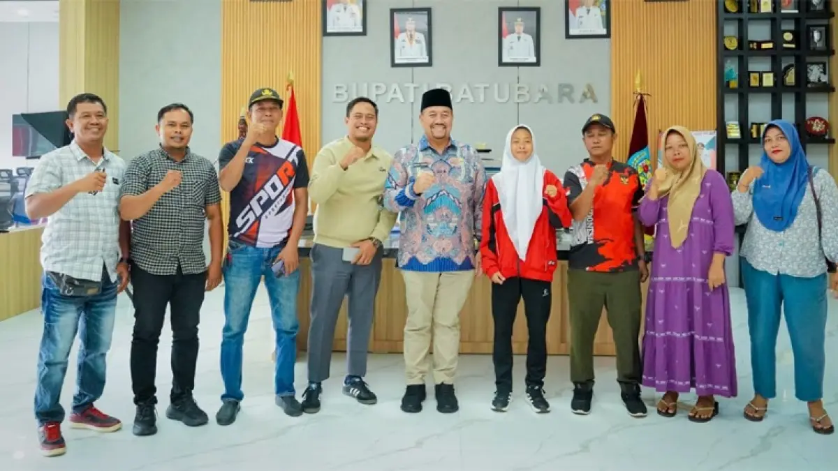 Bupati Batu Bara, Dr. H. Baharuddin Siagian, menerima kunjungan Fadila, pemain Tim Nasional Putri Indonesia U-16.