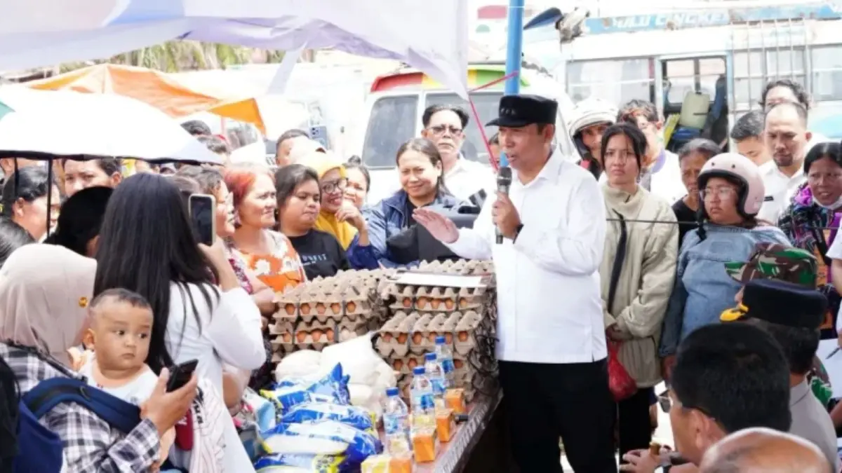 Bupati Tapanuli Utara Jonius Taripar Parsaoran Hutabarat membuka Gerakan Pangan Murah sekaligus memantau ketersediaan bahan pokok di Pasar Tarutung, Rabu (2/9/2026).